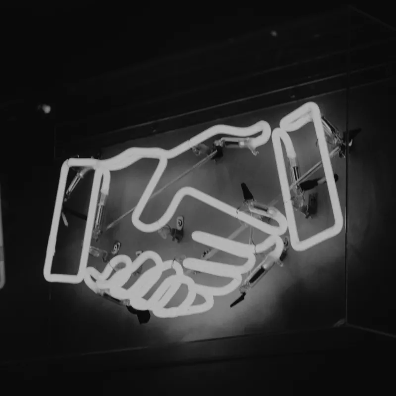 Aperto de mão luminoso